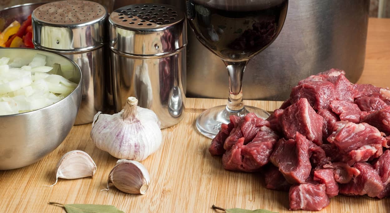 Rindergulasch mit Rotwein und Zwiebeln - Die Zutaten