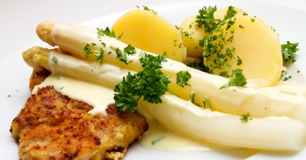 Weißer Spargel mit Schnitzel und Kartoffeln