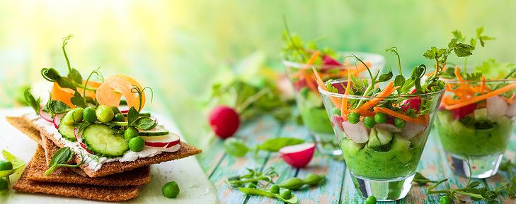 Salat und Brot für eine gesunde Ernährung