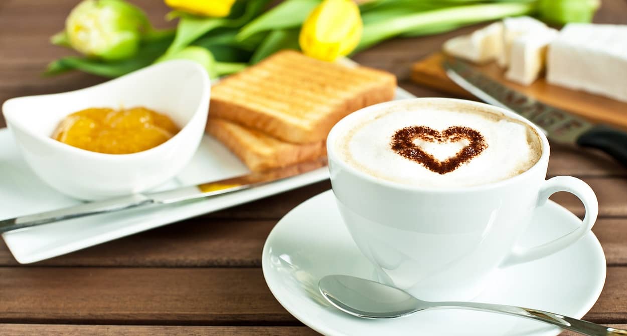Frühstück zu zweit mit romantischen Botschaften