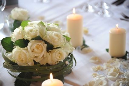 Tischdeko mit Blumen und Kerzen