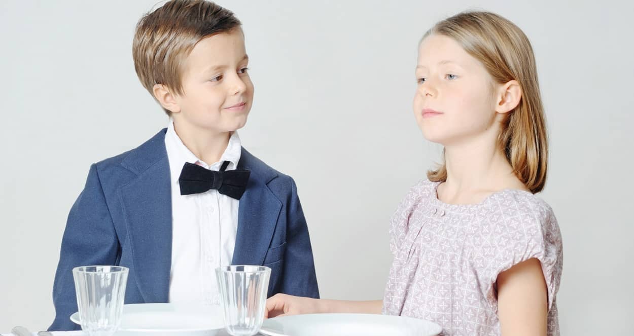 Kinder lernen Tischmanieren