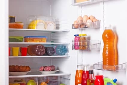 Lebensmittel im Kühlschrank einsortieren