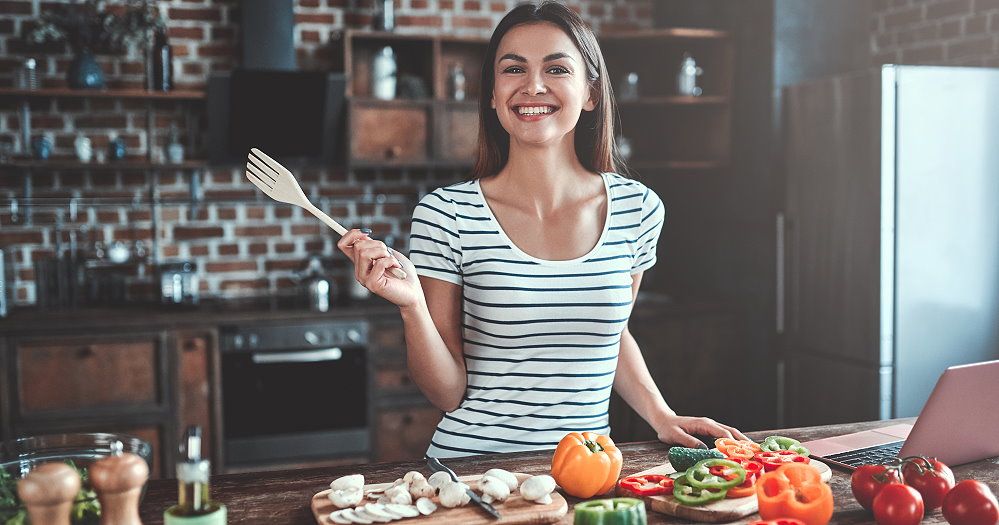 Frau beim Zubereiten eines veganen Gerichts